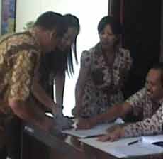 Ratusan PNS Pemkab Malang Kencing Bersama di Pendopo