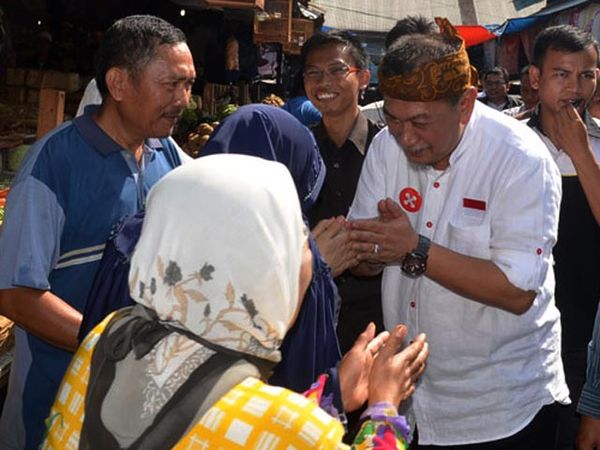Deddy Mizwar Diserbu Pengunjung Pasar Cikurubuk