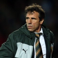 Zola Tolak Spekulasi Latih Chelsea