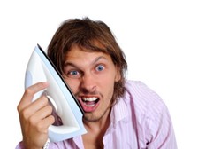 Setrika Dikira Telepon, Pria Ini Menyetrika Kupingnya Sendiri