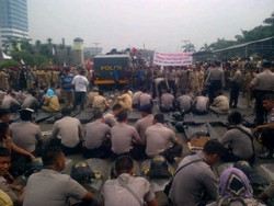 Aparat Desa Paksa Duduki DPR Sambil Lempari Batu, 1 Polisi Terluka 