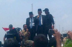 Aaaw...Marzuki Alie Ditimpuki Botol Plastik oleh Pak Kades 