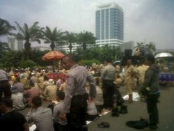 Massa Kades Salat Jumat di Halaman Gedung DPR