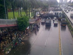 Ditembak Gas Air Mata, Pak Kades Bubar & Lalin di Tol Kembali Bergerak