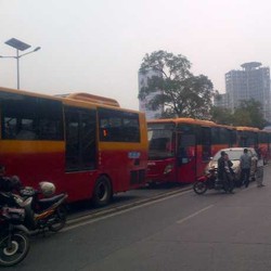 10 Bus TransJ Tertahan di Depan DPR, Penumpang Diturunkan