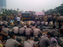 Ribuan Kades Jebol Pagar & Masuki Halaman DPR, Water Cannon Siaga