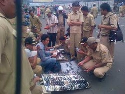  Eh.. Pendemo di DPR Tak Lupa Borong Kacamata Hitam