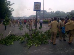Pendemo Kuasai Jalan Tol dan Arteri Gatot Subroto, Berjoget Diiringi Gamelan
