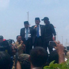 Setir Mobil Golf, Marzuki Alie Temui Perangkat Desa di Halaman DPR