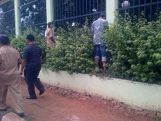 Ih! Dua Pendemo Kencingi Gerbang Gedung DPR