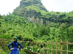 Keindahan Alam dan Bukit Karang di Cikoneng