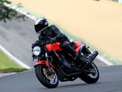 Asyik, Motor Triumph Lawas Bisa Dirawat di Cipete