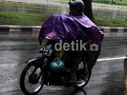 4 Aksesoris Motor yang Bikin Bahaya Saat Hujan