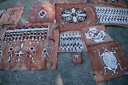 Lukisan Unik di Atas Serat Kayu Khas Danau Sentani