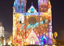 Jelang Natal, Dinding Katedral Ini Bersinar