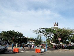 Nongkrong Asyik di Taman Jam Gadang, Bukittinggi