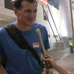 Video Striker Singapura Diwawancarai Anak Sendiri