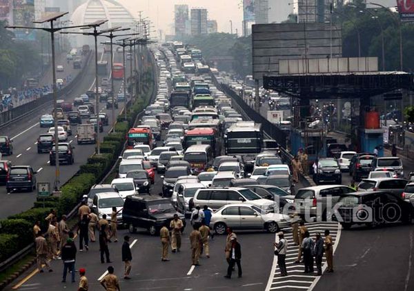 Perangkat Desa Blokir Tol Dalam Kota