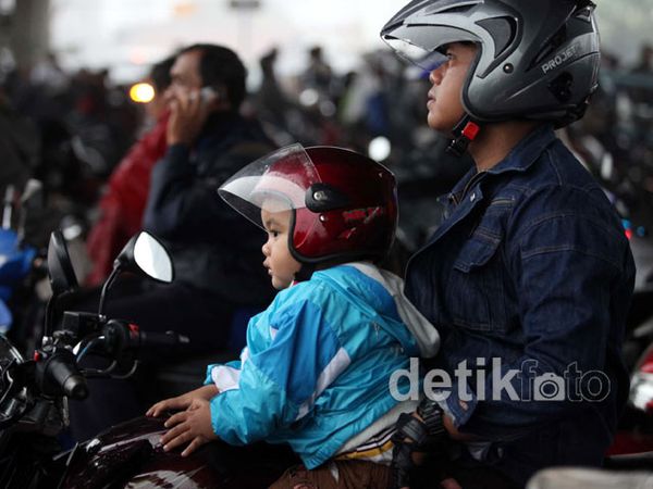 Kolong Flyover, Rumah Pemotor Saat Hujan