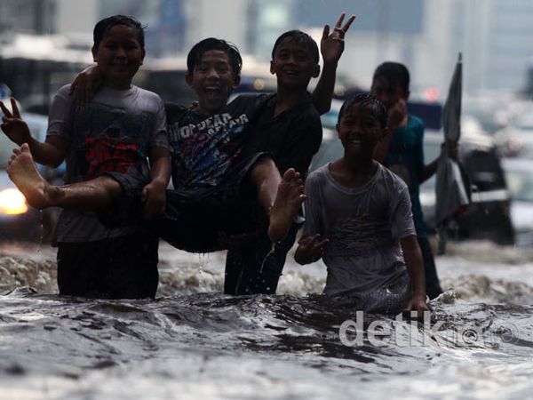 Hujan Deras Kuningan Arah Cawang Terendam