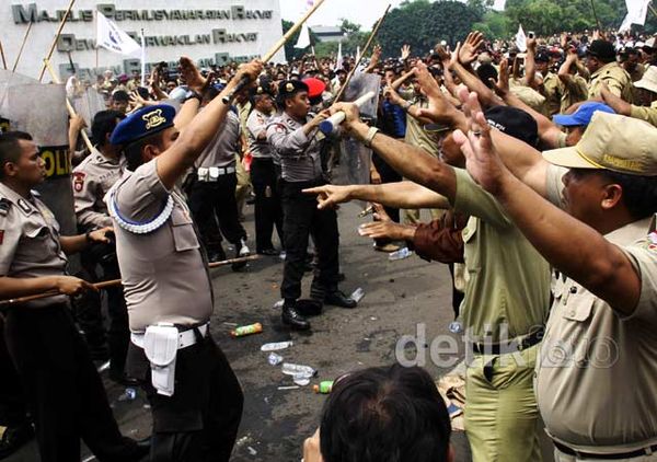 Polisi dan Pak Kades Bentrok di DPR