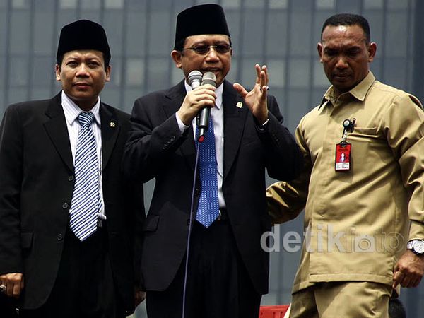 Ketua DPR Dilempari Botol Mineral