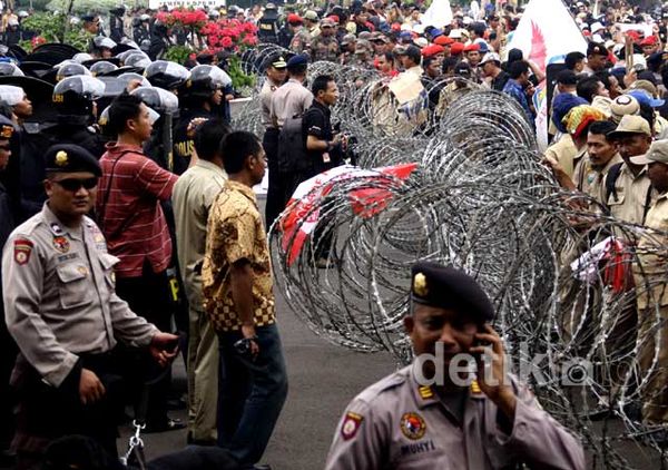 Ribuan Polisi Amankan Demo Kades di DPR