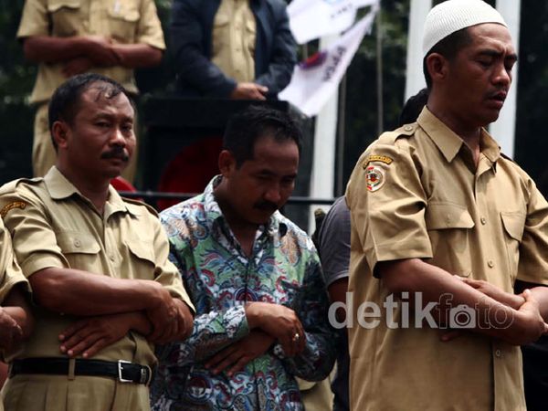 Pak Kades Salat Jumat di Halaman Gedung DPR