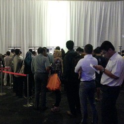 300 Orang Antre iPhone 5 di Tengah Malam