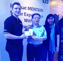 Demi Anak, Bapak Ini Rela Antre iPhone 5 Sejak Sore