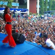 Dewi Persik Goyang Pejabat Teras di Pelabuhan Tanjung Perak