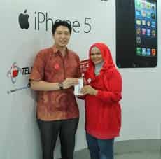 Telkomsel Operator Pertama Serahkan iPhone 5