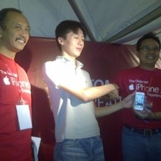 20 Pelanggan Telkomsel di Bandung Nikmati iPhone 5 di Hari Pertama Peluncuran