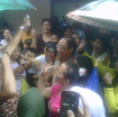 Jenguk Penderita Kelainan Pembuluh Darah, Yance Disambut Ibu-ibu