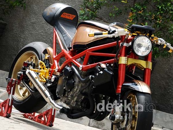 Suzuki GSX600 Bergaya Cafe Racer