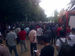  Fans Kecewa Berat Konser Guns N Roses Diundur 