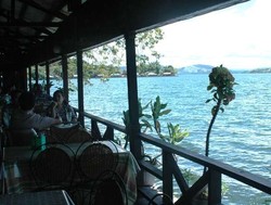 Nyam! Nikmatnya Makan di Bibir Danau Sentani