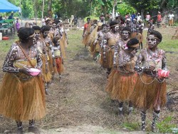 Yuk! Lihat Aksi Suku Kamoro Menari Semut