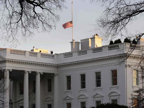Gedung Putih Kibarkan Bendera Setengah Tiang