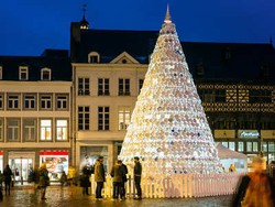 Wah, 5.000 Piring dan Cangkir Keramik Disusun Jadi Pohon Natal