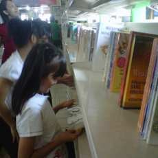 Rayakan Natal, Puluhan Anak Panti Gratis Belanja Buku