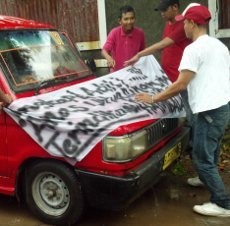 7 Orang Hujan-hujanan Demo Rumah Anas di Duren Sawit