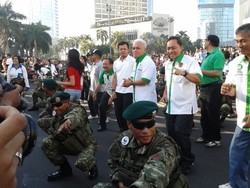 Hatta Rajasa Joget Gangnam Style Bareng Pasukan Kostrad di Car Free Day