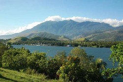 Begini Caranya Menikmati Pesona Danau Sentani