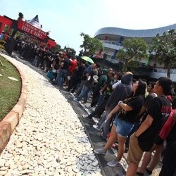 Fans Harap-harap Cemas Tunggu Konser Guns N Roses