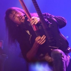 Keren! Guns N Roses Bawakan Lagu Indonesia Raya