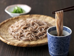 Sluurp! Seruput Saja Soba Dingin dengan Bunyi Keras!