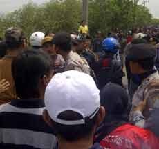 Demo Tolak TPA Benowo Diwarnai Aksi Pukul Antar Kelompok