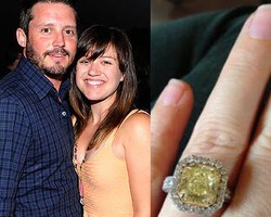 Dilamar Duda, Kelly Clarkson Pamer Cincin Tunangan Bertabur Berlian