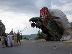 5 Kendaraan Kelebihan Muatan Paling Berbahaya di Asia